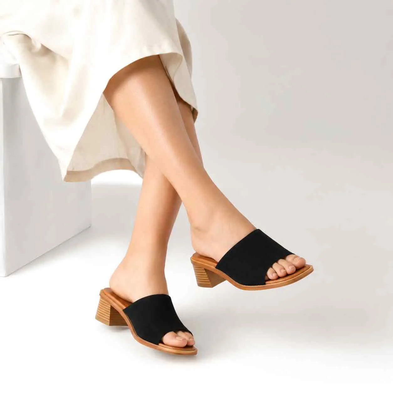 Sandale a demi talon pour femme 500-25 noir daim miniature